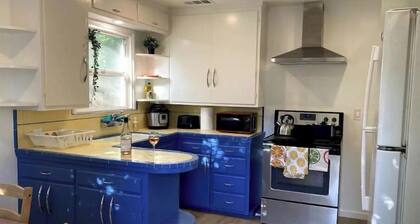 2 Bed Near Doctors Hospital: Beautiful, Sunny, New