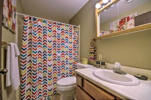 Kostenlose Toilettenartikel, Haartrockner, Handtücher