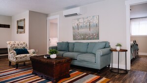 Una sala de estar con sofá, sillón y una mesita de centro.