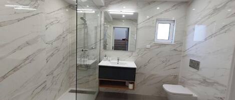 Duschwanne, Haartrockner, Bidet, Handtücher