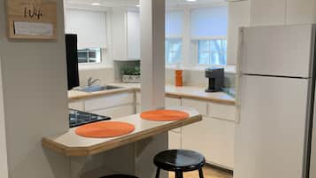 Een koelkast, een magnetron, een oven, een kookplaat