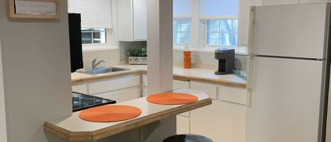 Kjøleskap, mikrobølgeovn, ovn og kokeplater