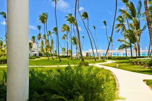 Property grounds - Playa Turquesa I-202 Premier Beachfront Ocean View 85 mbps wifi (Punta Cana)