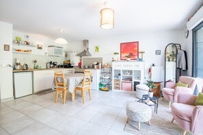 Kühlschrank, Mikrowelle, Ofen, Wasserkocher mit Kaffee-/Teezubehör