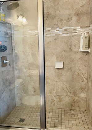 Douche, sèche-cheveux, serviettes fournies, savon