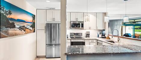 Réfrigérateur, four à micro-ondes, un four, surface de cuisson