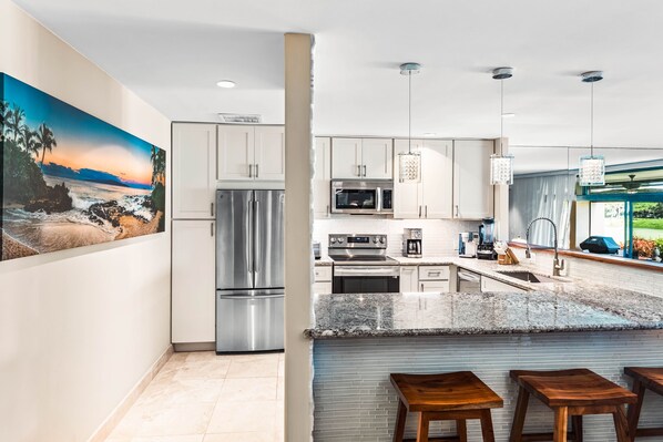 Kühlschrank, Mikrowelle, Ofen, Herdplatte