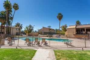 Alberca al aire libre y alberca climatizada