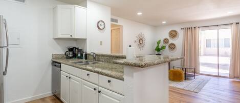 Kjøleskap, mikrobølgeovn, ovn og kokeplater