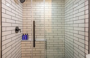 Combined shower/tub, hair dryer, towels, soap - Old Town Gem 💎 All Inclusive ❤️ Community Pool (Scottsdale)