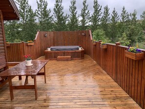 Outdoor dining - Cosy Retreat Home with Jacuzzi (Akranes)