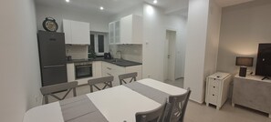 Forno, piano cottura, lavastoviglie, tavolo da pranzo
