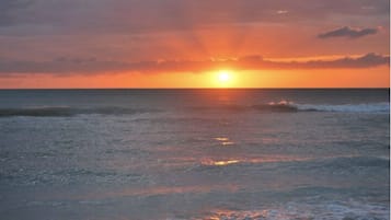 In Strandnähe, Liegestühle, Strandtücher