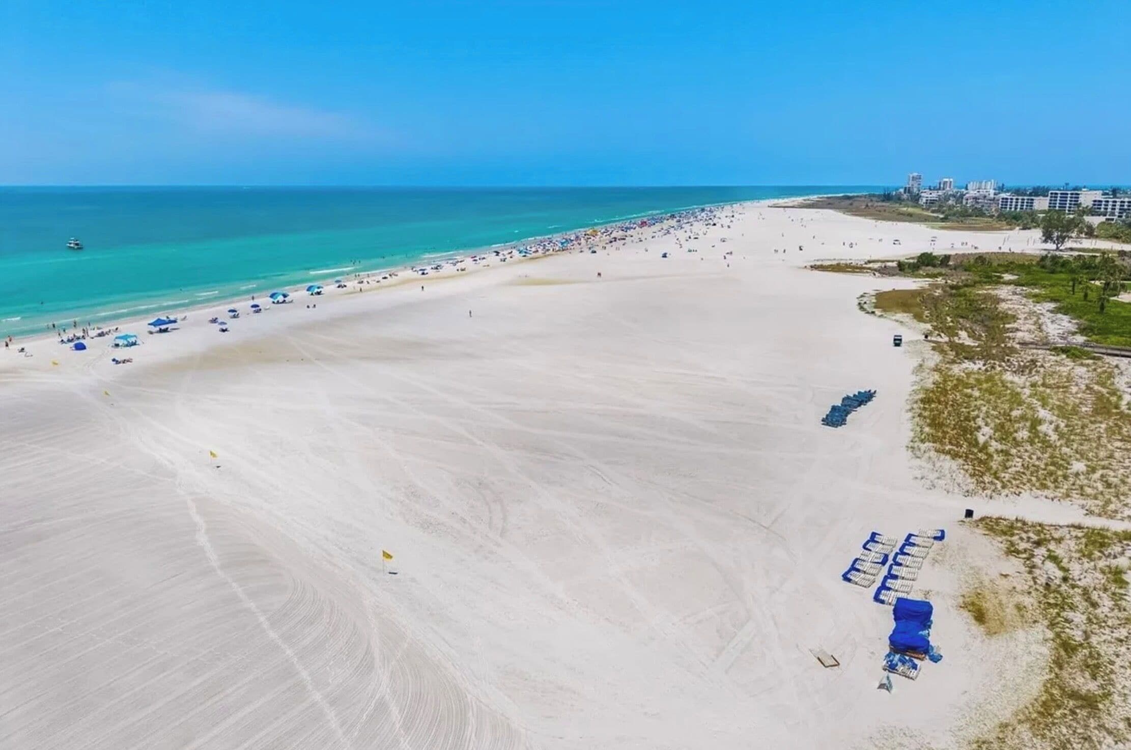 Beach nearby, sun-loungers, beach towels