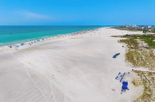 BAREFOOT BUNGALOW- 1O MINUTES TO SIESTA BEACH AND AMENITIES! PET FRIENDLY!