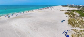 BAREFOOT BUNGALOW- 1O MINUTES TO SIESTA BEACH AND AMENITIES! PET FRIENDLY!