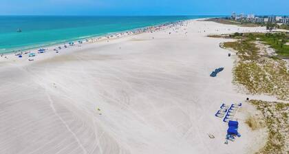 BAREFOOT BUNGALOW- 1O MINUTES TO SIESTA BEACH AND AMENITIES! PET FRIENDLY!