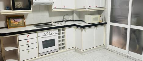 Een koelkast, een magnetron, een oven, een kookplaat