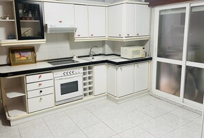 Een koelkast, een magnetron, een oven, een kookplaat