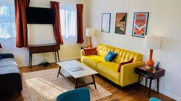 TV connectée, cheminée, livres