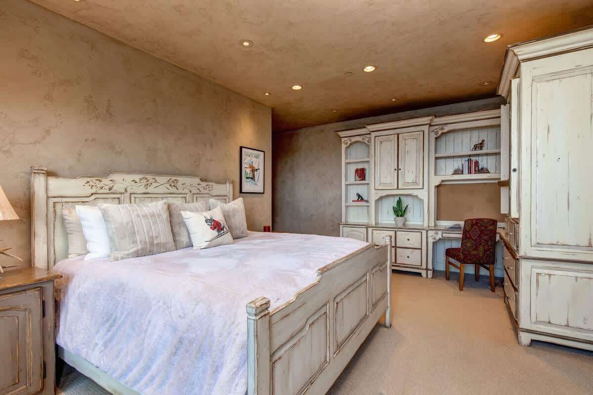 9 bedrooms, iron/ironing board, WiFi, bed sheets