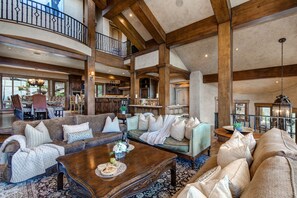 Fernseher, Kamin, Bücher