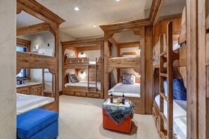 9 chambres, fer et planche à repasser, Wi-Fi, draps fournis