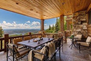 Outdoor dining - Abode at Chateau Jordan, ski-in/ski-out, hot tub, gated, Deer Valley (Heber City)