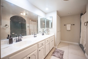 Combined shower/bathtub, hair dryer, towels, soap
