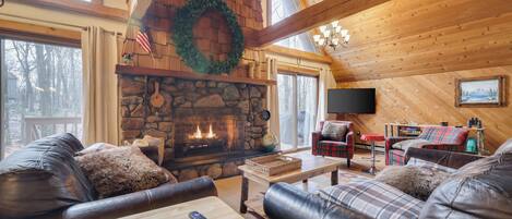 Smart-tv, een open haard, videospelletjes en een dvd-speler