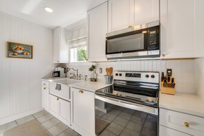 Geladeira, micro-ondas, cooktop, lava-louças