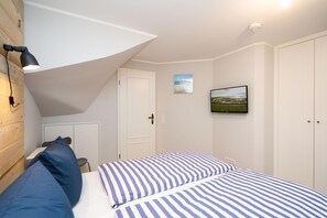 2 bedrooms, iron/ironing board, WiFi