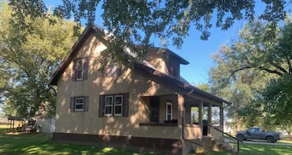 Entire house for fishing, hunting, or passing by!
