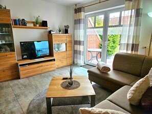 Een televisie en een stereo