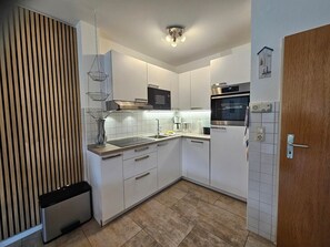 Fridge, microwave, oven, stovetop - Vacation home Im Groden 3 No. 2 (Wittmund)