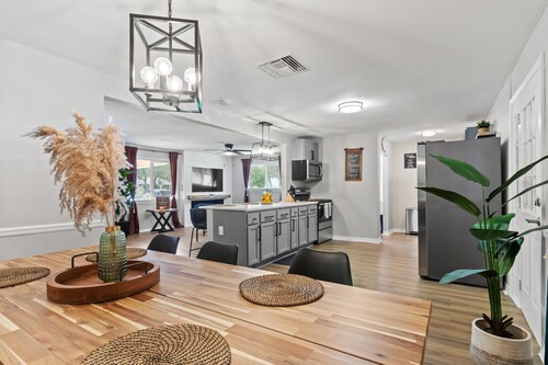 Stunning 4/2 Ranch Style Home near Tampa Bay