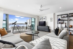 Deluxe Apartment | Living area - Light and spacious w incredible harbour views (Auckland)