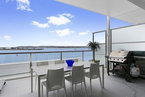 Deluxe Apartment | Terrace/patio - Light and spacious w incredible harbour views (Auckland)