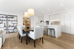 Dining room - Light and spacious w incredible harbour views (Auckland)