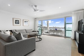 Living area - Light and spacious w incredible harbour views (Auckland)