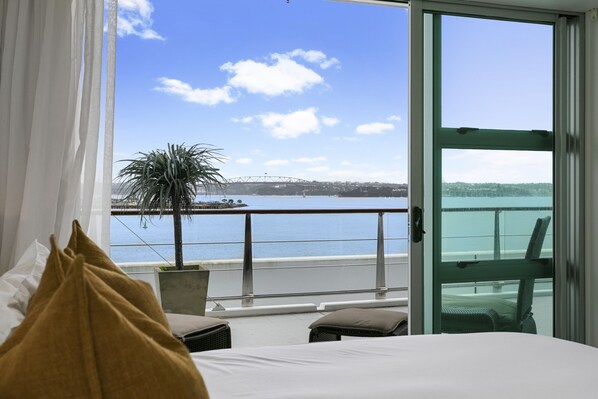 Deluxe Apartment | View from property - Light and spacious w incredible harbour views (Auckland)
