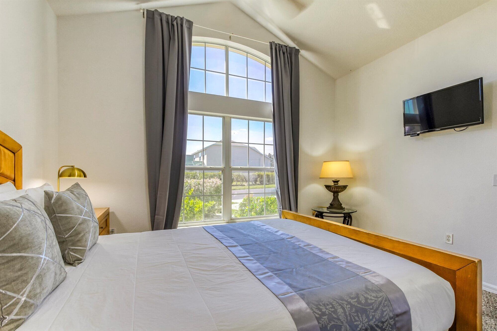 6 habitaciones, escritorio y tabla de planchar con plancha 