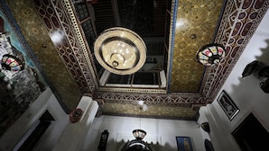 A room with ornate ceiling patterns, a chandelier, and a clock. - RIAD ABQARI YOUSSEFI (Fes)