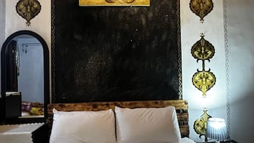 Habitación tradicional | Decoración personalizada, wifi gratis y ropa de cama