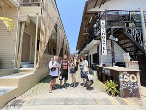 Un albergue con un letrero que dice "HOSTEL" y una escalera que conduce a un nivel superior.