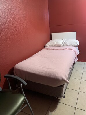 Basic Room | Hypo-allergenic bedding, desk, laptop workspace, blackout drapes - The Ugly House (Houston)