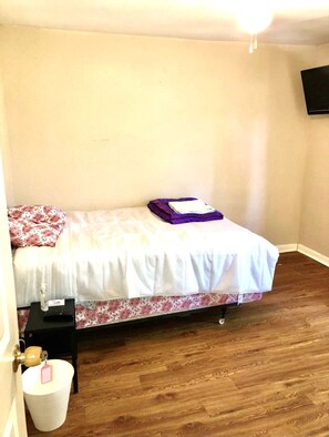 Hypo-allergenic bedding, desk, laptop workspace, blackout drapes - The Ugly House (Houston)