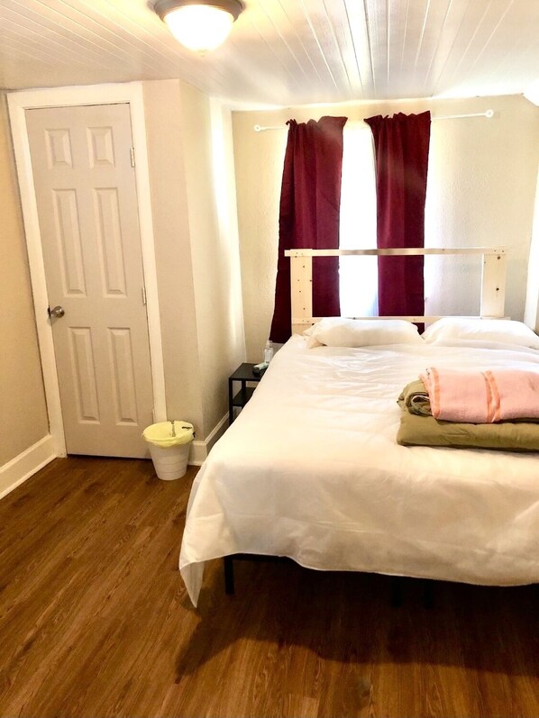 1 bedroom, hypo-allergenic bedding, desk, laptop workspace