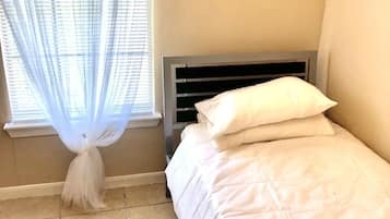 Basic Room | 1 bedroom, hypo-allergenic bedding, desk, laptop workspace