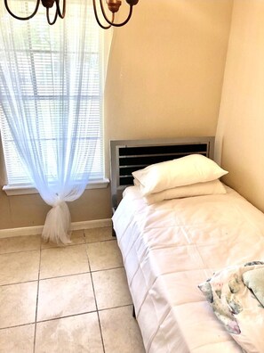 Basic Room | 1 bedroom, hypo-allergenic bedding, desk, laptop workspace